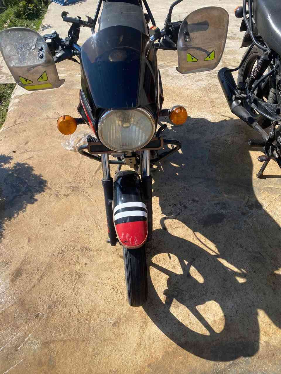 سلام عليكم لموشراي ليتعبني فدوة 
لبيع وحدة مديل 20وحدة مديل 21ثنينهن اوراق كاملة اصولية شرط ترقيم لحمرة كفالة عامة ولسودة ابيعلك كوم حديد مستعجل علة بيعتهن ولمو شراي ليتعبني سعرهن ثنينهن مليون و 250وبيهن مجال حك جية مكاني طريق دلة عباس قريت المجدد ابيع من باب بيتي ***********
