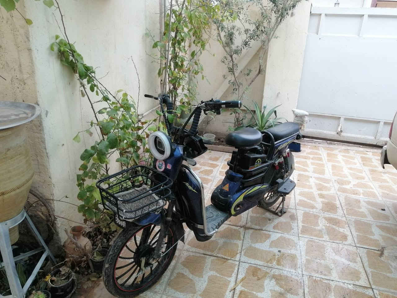 للبيع دراجه شحن بطاريه تعبان يحتاج تبديل و شاحنه  َ ماكو و تاير مشكوك كدام سعر قفل ١٢٥ رقم ***********  خاص موجود
