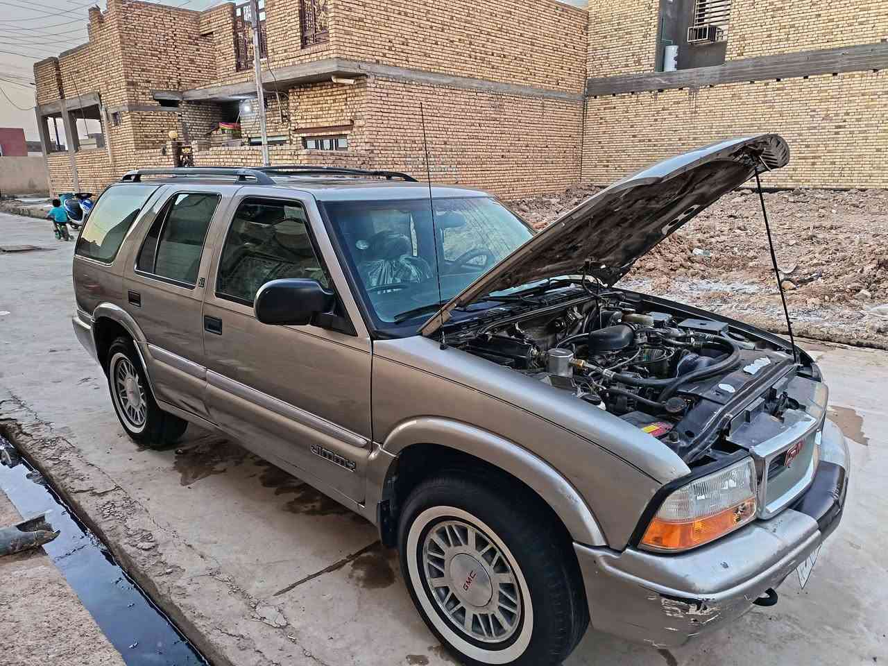 السلام عليكم
جمسي جيمي موديل ٢٠٠١ رقم أربيل للبيع فقط سنويه بأسمنه منتهيه 
 فول مواصفات :
 كير اوتوماتيك طرح مو تعليك
فور ويل 
مري شفط
كشن السائق كهرباء
سلايد روف
كير محرك بلاد مكفول
باتري جديد توه مبدل 
تدفئه تبريد
كروس سرعه
غرفتهت نظيفه جدا
فتحة تانكي بنزين 
بيها ملاحظات بسيطه
الشراي يدلل
اخوتي الجنّايه سعرها معروف وسعر المحور معروف 
٦٤ ورقه وبيها مجال للشراي 
سلامتكم
***********
