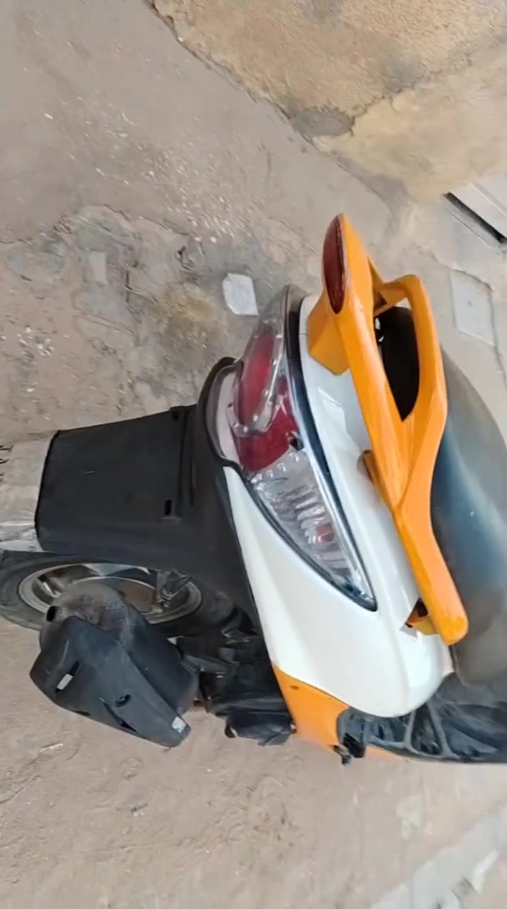 كامكو G4 (Kymco)
محرك 125 cc
نظام التبريد: تبريد هواء.
ناقل الحركة (الغالق): أوتوماتيكي بالكامل بنظام CVT (قايش).
المكابح الأمامية: ديسك بريك (قرص هيدروليكي)
المساعدين (المساعدات): نظام تعليق مزدوج في الخلف
للتواصل: ***********   بي واتساب
