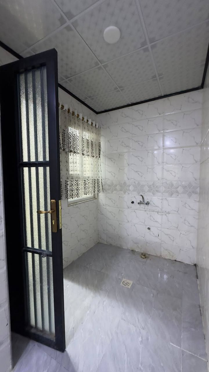 السلام عليكم يتوفر بيت ايجار في حي السماح الثانيه غرفه هول صحيات مطبخ وستقبال بناء 🏢 حديث فول فول قريب على الشارع 30التواصل ***********اسيا ***********
