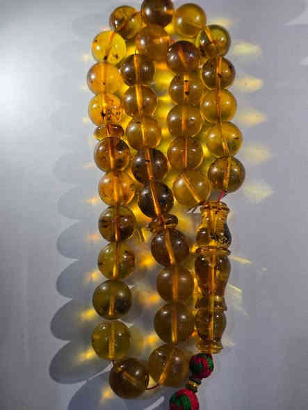 بسم الله الرحمن الرحيم
للبيع مسباح كهرب الألماني نوادر النوادر
يعتبر الكهرب الألماني هو الأقدم في عالم الكهرب
هذا المسباح حشري محشر بلكامل كل خرزة فيها قصه  من قصص الزمن القديم 
قطعه تحفه قد صاغها الرحمان
وزن 64  غرام من الذهب الاحمر
*********** واتساب
