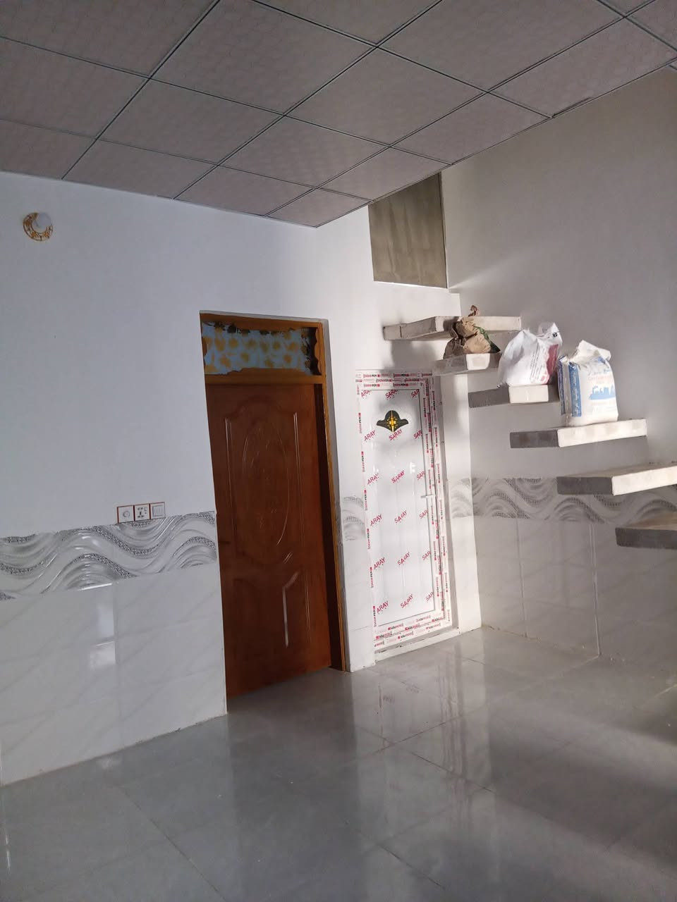 سلام عليكم  100متر للبيع بناء بلوك وعكاده تجعيب طابوك سقوف ثانويه ارضيه بورسلين يحتوي على غرفه او صاله وستقبال شارع المطار بشارع علكم بشارع حاتم الخير نهايت المقرنص بل بدايه  ***********
