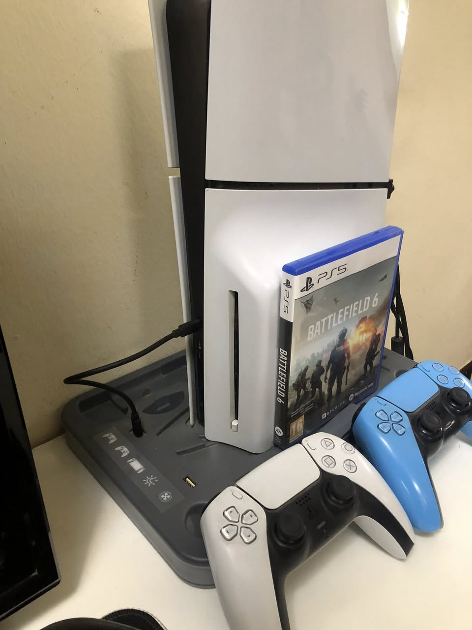 بلي 5 سلم استخدام قليل كامل
ملحقات وياه تجي جوستك اضافي +قاعده فان وشاحنه كنترول. 

ولعبه جي تي اي. 

مراوس ويا pc او بيع.


**إذا كنت صاحب هذا الإعلان وتريد حذفه لأي سبب، رجاءا أرسل رسالة إلى الدعم الفني**