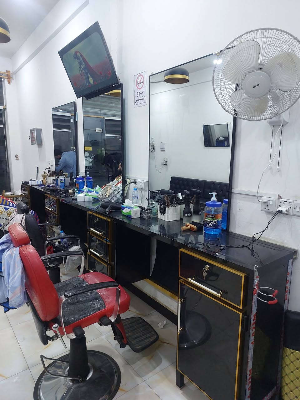 اسلام عليكم
ميز حلاقه تفصال المنيوم  
ا4 متر العرض 40 معااا امرايات 3 اماميه و2 خلفيه  كراسي 2 معرض حديد وخشب وباقي التفاصيل اتصل على الرقم البصره الهارثه  ***********

