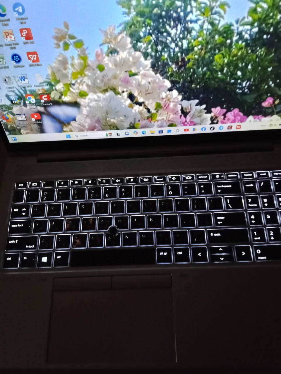 السلام عليكم لابتوب hp
مواصفات 
كور اي فايف الجيل العاشر core i5 10gen 
الرام 16كيكا 
هارد 256 كيكا

حجم الشاشة كبير.
كيبورد عربي انكليزي 
تحتوي على منفذ تايب سي 
لابتوب نضيفة كلش وتشغلك كافة البرامج 
مكاني موصل ***********
