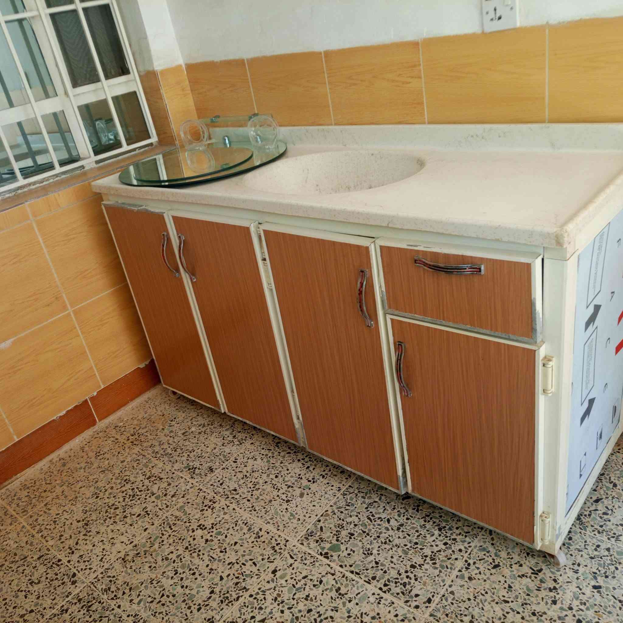 السلام عليكم غراض بيت للبيع العنوان شهيدان زركته قرب جامع مفتي رقم الهاتف ***********
