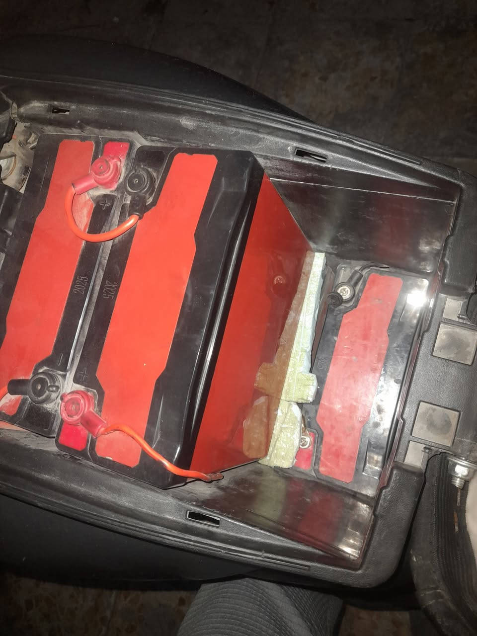 دراجه شحن للبيع نوع GR دراجه حلوه ونضيفه شغله كله  بصمه عدد 2 كارت عدد 2 سويج عدد2 نضام سرقه دسك امامي وخلفي تشغيل عن بعد بيه سماعه    بيه خمس بطاريات اكبار 32 امبير سرعه 85  لايت عالي ناصي بيه مثبت سرعه  عنوان بغداد يم فلكه حي النصر  سعر 500 وبيه مجال   الرقم ***********
