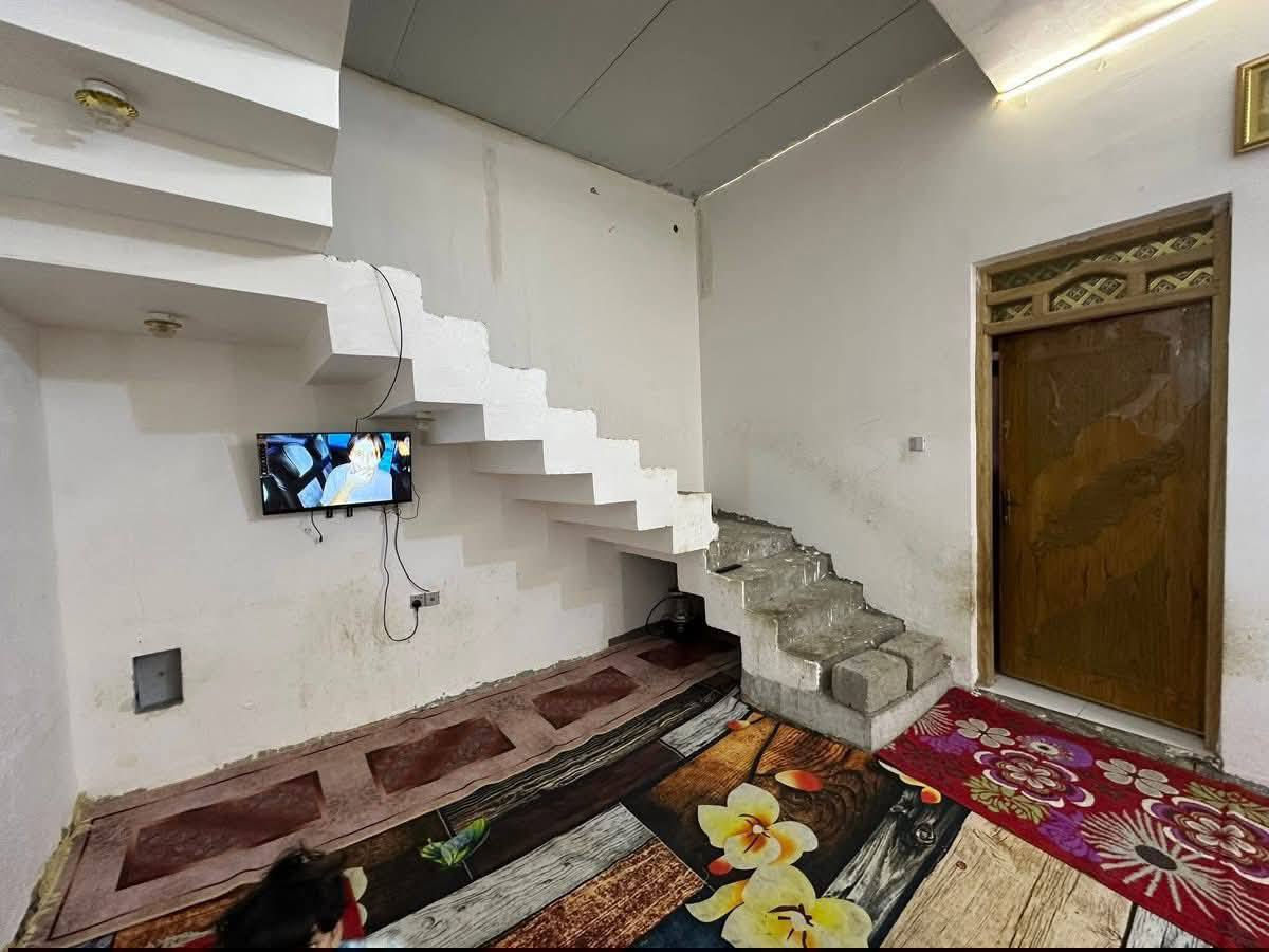 سلام عليكم
بيت للبيع مساحه 150 ركن 
يتكون 
غرفتين نوم 
صاله 
مطبخ حار وبارد 
ودوانيه 
وطارمه اماميه 
لموقع بظهر مدرسه الحبيب مصطفئ زاعي 
يبعد عن شارع لسايدين 100 متر 
تصال ***********
