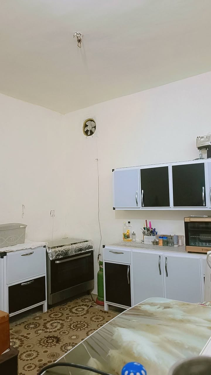 بيت للبيع في بانميل قرب مشروع الماء وسط بانميل
مساحة 250م 
غرفة 1
مطبخ 
صالة 
استقبال
حمام داخلي وخارجي
وحديقة
معلومات اكثر***********
