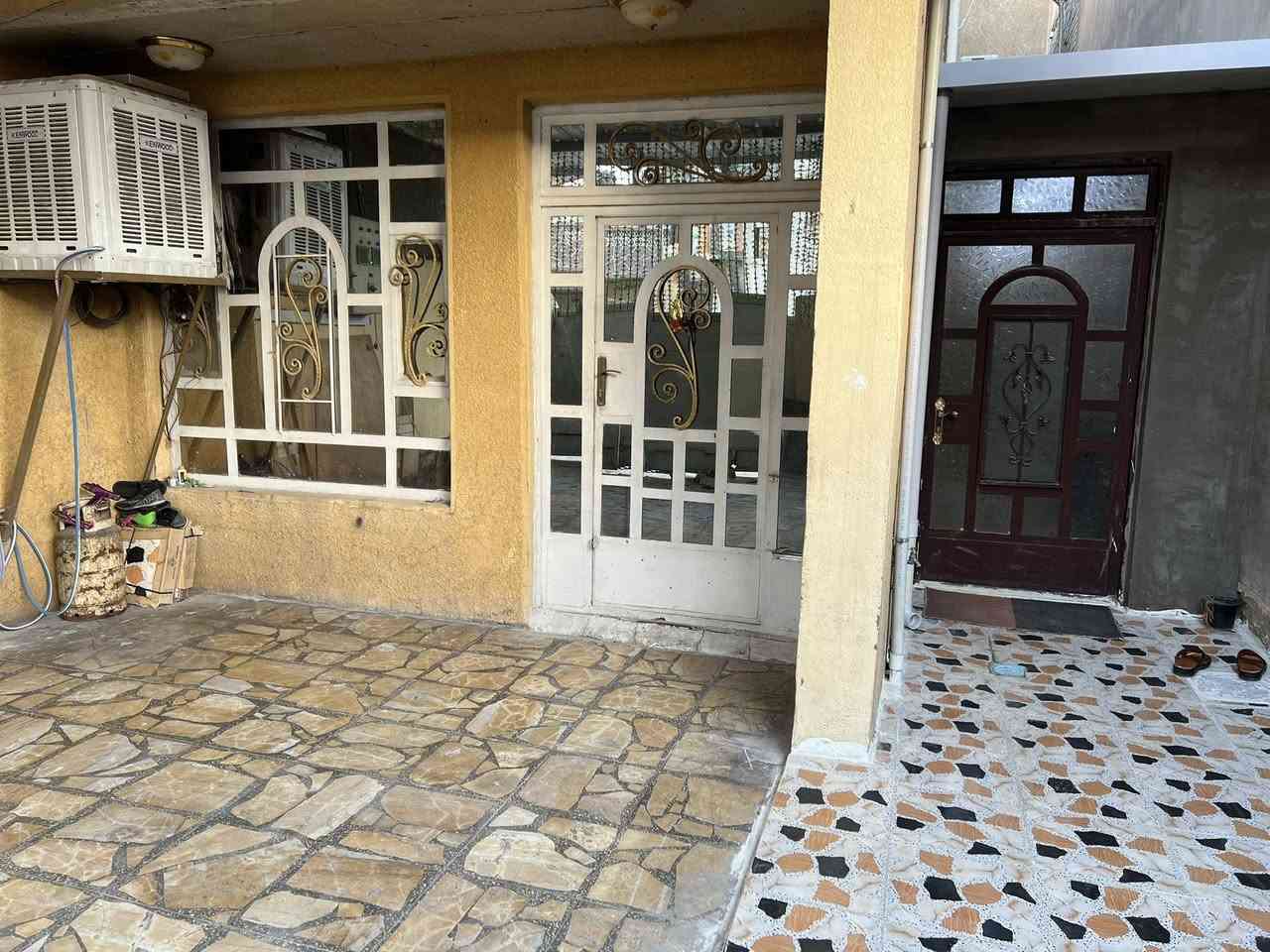 السلام عليكم بيت لبيع بغداد الجديده قرب جامع عرفات 
مساحه البيت 153 متر الواجهه 6 وربع والنزل 25 
يحتوي البيت على 5 غرف نوم  ومطابخ 3 وصحيات 2 
الاستفسار *********** واتساب موجود
