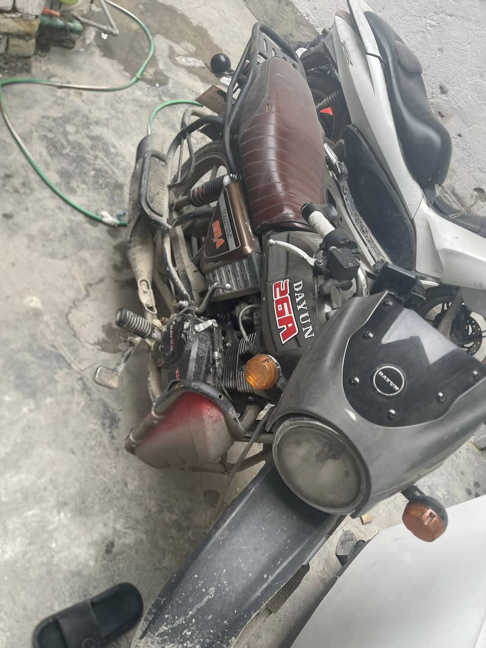 دايوان مرقم للبيع 
دراجه محركه نضيف ما مفتوح 
بس بيه شكمً شغله يرادله ترتيب بسيط
يرادله تبديل جوزه + بريك خلفي + كلوب 
عنوان مدينه الصدر 
سعر 1900 قفل 
***********
