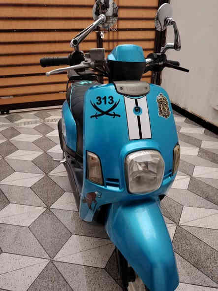 السلام عليكم دراجة (ماكس بوليسي) اللون الأصلي (أسود) موجود كامل الدراجة كامله مكملة والكمال (لله)  محرك وكابريته وكهرباء كلشي شغال وبلاد مافاتح شي ولا مستبدل شي الحمدلله الدراجه نزلتهه بيدي حاوية رمبة صارلهه عندي (8 أشهر) سنة إلة ومامصلح شي بيهه الحمدلله ماشية وياي لأن مداريهه بكلشي بانزين كله محسن والعادي ماخلي بطالة أبد ودهن كل جمعة والأصلي وهم أفهمكم عنه تستخدمونه وبيهه دگمه حمره موضحه بالصور مسوي مال أشارة رباعية ومرايات وياهه أجن بلاد ومتحركات نهضتهه ومشيتهه كلش حلوه وطبيعية وسلف وهندر بالنسبة للهندر مامستعمله فقط سلف نقصهه فقط العداد مال السرعة وگيج البانزين مايشتغلون أعتقد رايدلهم وايرات لأن من أخذتهه مايشتغلن بس هذول فقط تجي وتفحص براحتك كلش السعر (مليون و300) للشراي بيهه مجال ويدلل العنوان البصرة الجنينة - المعقل الرقم (***********) شغال رصيد واتساب. وخادمكم
