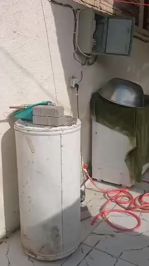 السلام عليكم يوجد بيت ١٠٠ متر العنوان حي البساتين حي السلام قريب عل شارع كافت الخدمات بي السعر ٥٨ وبي مجال اتصال عل رقم ***********
