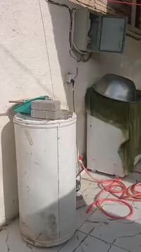 يوجد بيت ١٠٠ متر العنوان حي البساتين حي السلام قريب عل شارع كافت الخدم...