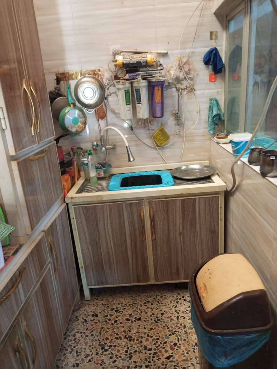 السلام عليكم / يوجد دار للبيع سكني / المساحة( 180) متر مربع والواجهة ( 6) متر والنزال ( 30) / جنس العقار طابو ملك صرف مسلح سنده مستقل بأسم واحد فقط بدون ورثة يقع في بغداد الجديدة / شارع المسبح / خلف افران المسبح / مقابل مطعم الطربوش / فرع البناء الجاهز الطابوق الجمهوري / عرض الفرع ( 8) متر مقرنص / نظيف جدا و جاهز للسكن / فيه مدخلين منفصلين وطابقين الأول الأرضي غرفة نوم واسعة واستقبال كبير ومطبخ وصالة ومنور وخدمات صحية مشتركة والطابق الأعلى يتكون من غرفتي نوم مع خدمات صحية مشتركة وسطح عدد 2 والدار فيه كراج واسع وحديقة ونافورة وخدمات صحية خارجية وارضية الدار كاشي نظيف والحائط سيراميك والابواب تركية وصاج واي استفسار حاضرين للرد على الرقم ( ***********) ومن الله التوفيق
