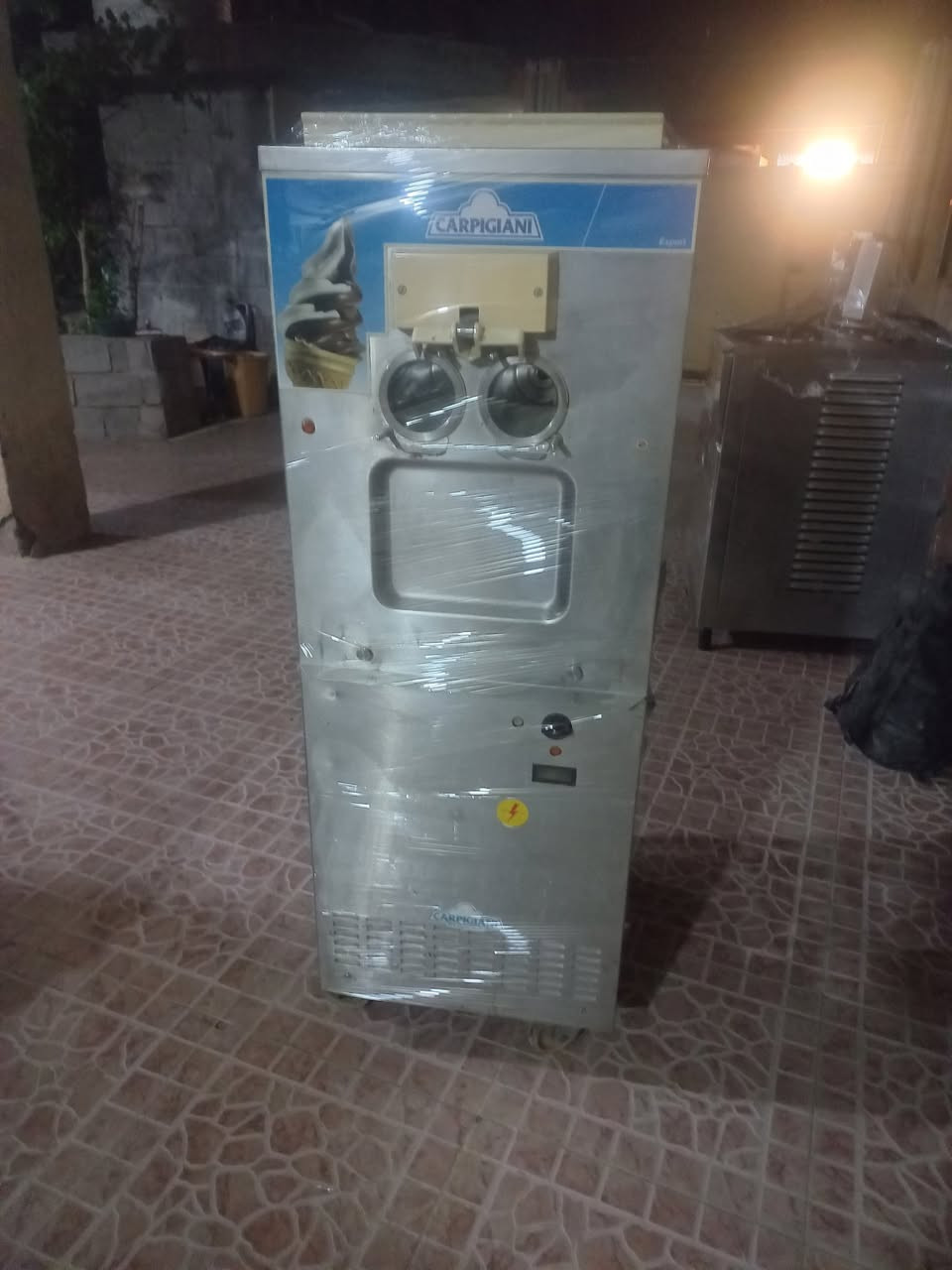 مكينة كربجاني إيطالي الصنع بمات عادي تبريد ماء عدد ٢
بسترة نوع مارك إيطالي الصنع 55 لتر حار بارد دبل ماطور تبريد ماء 
مجسم ايسكريم عدد 2
كراسي ع شكل ايسكريم عدد 8 وميزين 
للبيع الموقع ديالى المقدادية الاستفسار اتصال  ***********
