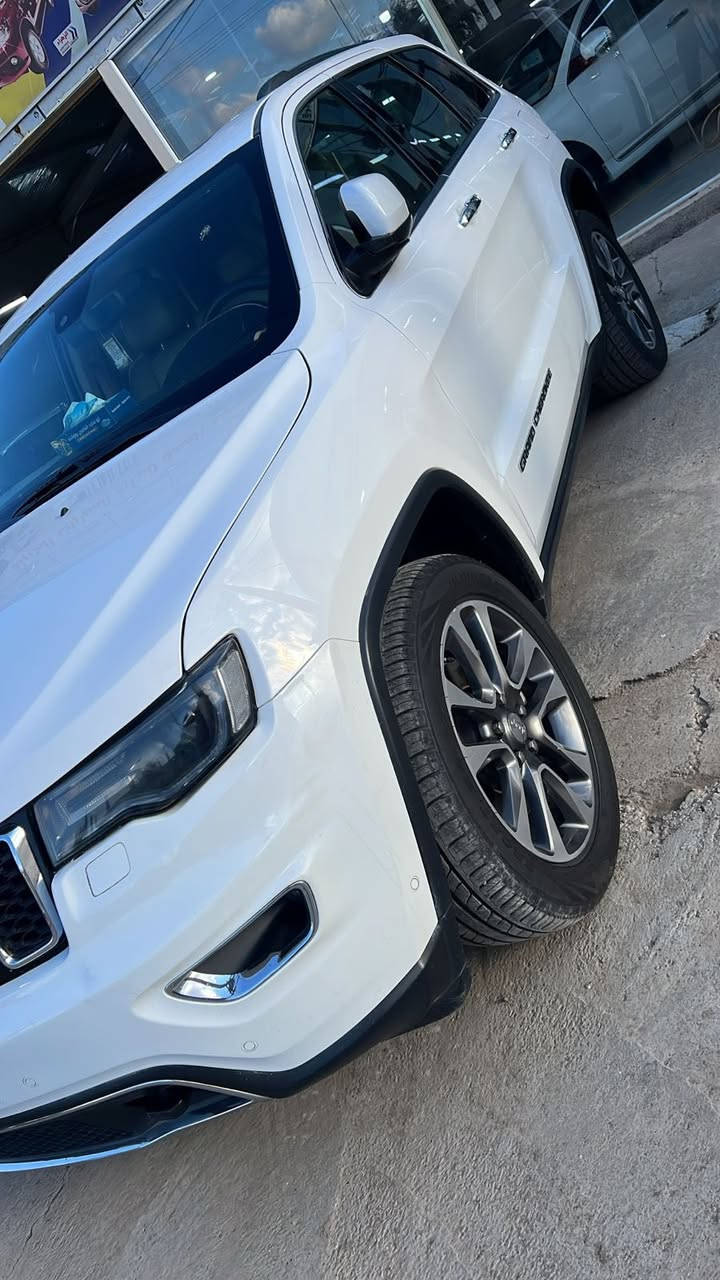 جيب موديل2018 خليجية لمتد بلاص 
فول مواصفات سيارة جديدة 
كشنات كهرباء تدفئة وتبريد كشنات وتدفئة كشنات خلفية 
بانوراما 
كشنات جلد 
بصمة وتشغيل عن بعد 
3 شاشات 
وحساس امامي خلفي 
زينون 
مكفول من الصبغ. بيها بارد شبر
باقي المواصفات معروفة 
ماشية 130
السعر 280 ورقة 
للاستفار***********
