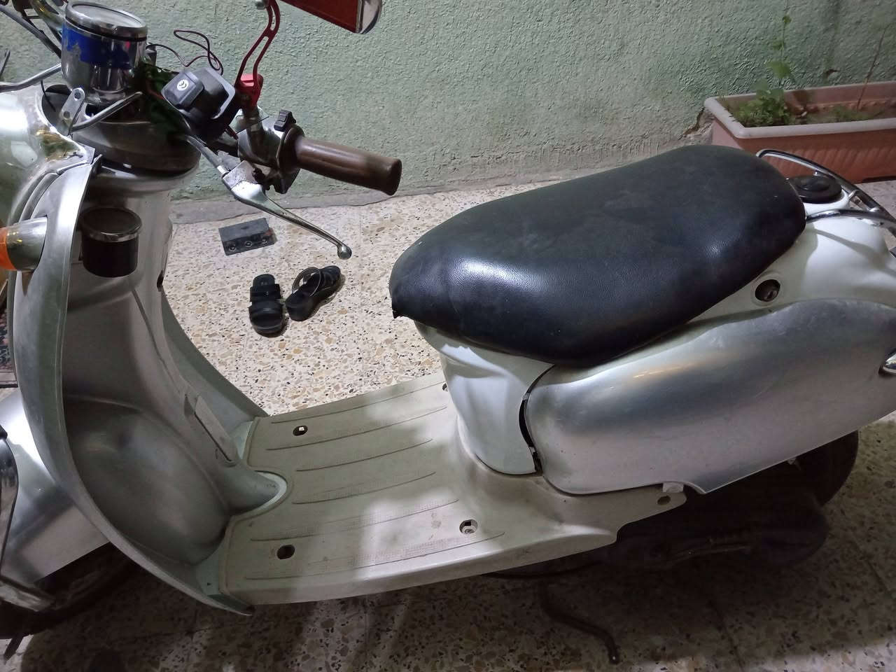 دراجة نوع (عبدالحليم)
لون (رصاصي) 
مكفولة كفاله مكينه، مبدل بيها بس (بستم والصالنصةمزروفة) غير هذن ماكو عطلات
هندر او سلف تشتغل 
السعر ٢٥٠ وبيها مجال للشراي
للاستفسار رقم الهاتف ***********.
