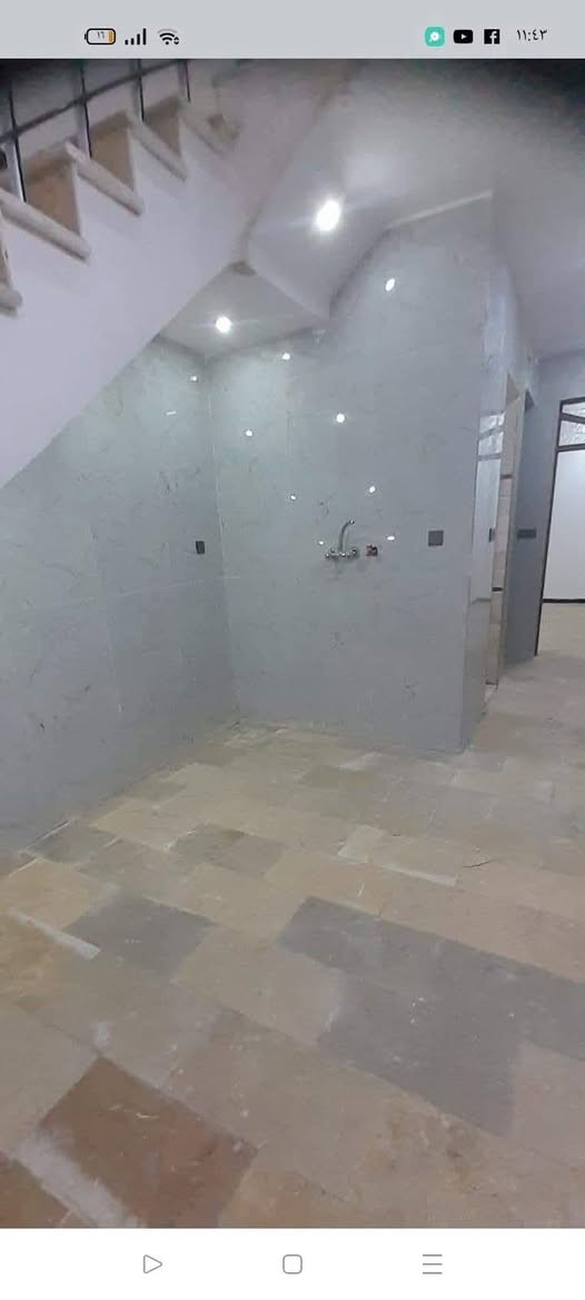 سلام عليكم دار للبيع 70متر  الواجهة 3 ونص نزال 20 يحتوي ع 3 غرف واستقبال  عرض الشارع 20 الطالبيه قرب اداره واقتصاد فرع المخازن بناء 2023 للاستفسار ***********
