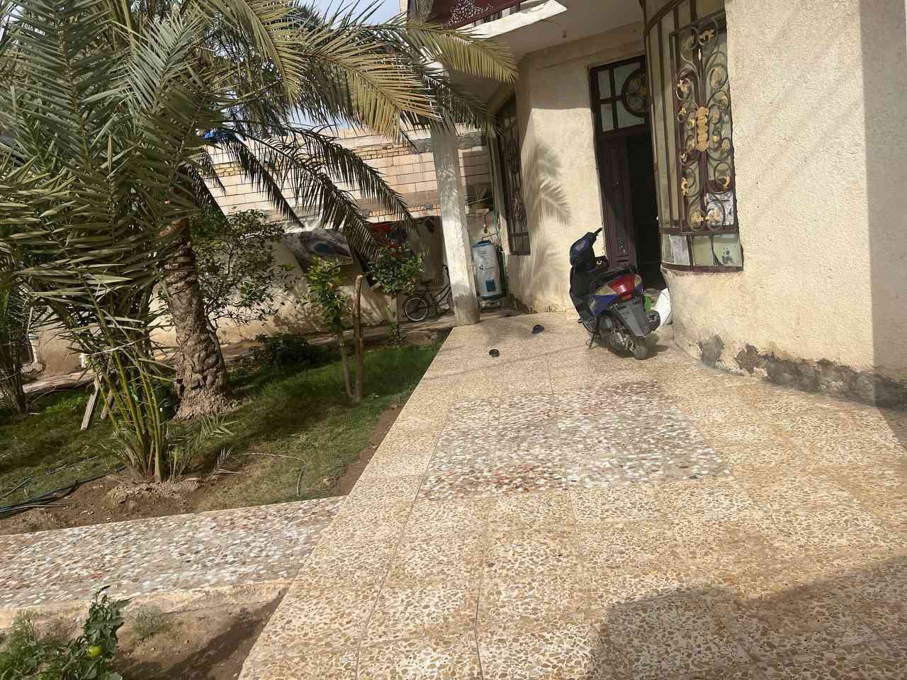 السلام عليكم ورحمة الله وبركاتة 
بيت للبيع في منطقة الخماس ع الشط المساحه 320
، البيت طابقين يحتوي في الطابق الاول غرفه وصاله ومطبخ وديوانيه
 اما في الطابق الثاني ثلاث غرف 
رقم الهاتف ***********
اتصل او اتواصل ع الواتساب وبيك خير وتدلل 🌹
