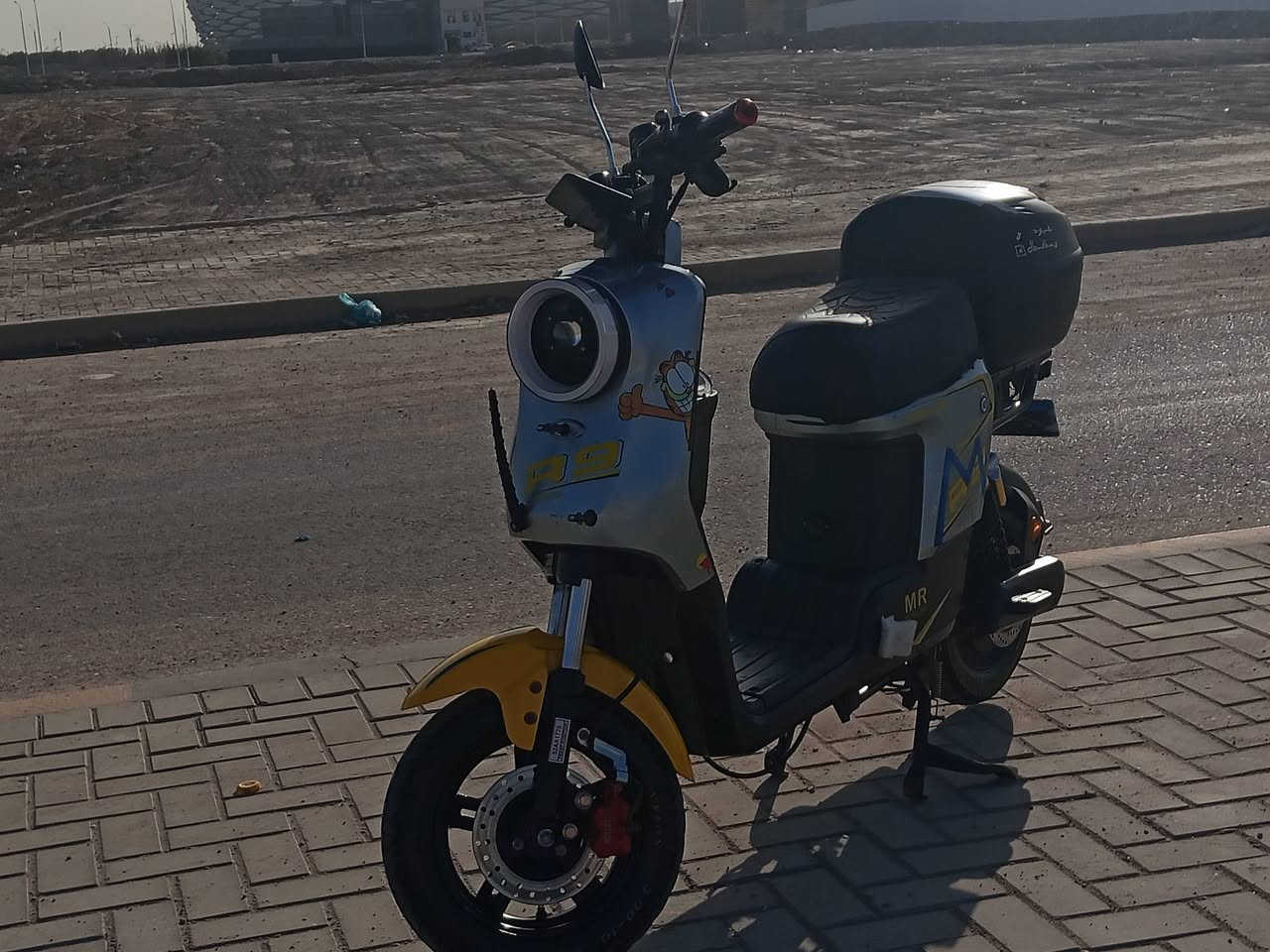 سلام عليكم  R9 من الوكيل ليدي نضيفه مابدل بيه شي فقط زوج تايرات ودسكات امامي وخلفي دراجه سرعته60 /5بطريات ونلي 12/16 شرط ادكلك بيه 40 كيلو يله تخلص  شحن  وغراضه كامله مجوده عندي السعر 425 قفل او مراوس حسب القناعه مكاني البصره القبله حي القائم رقم ***********
