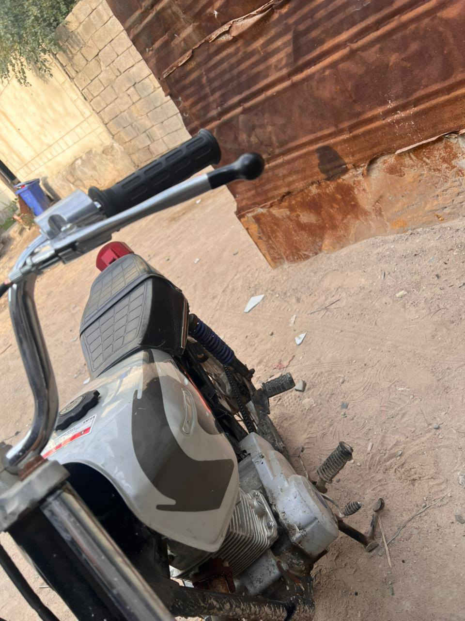 دراجه ايراني  شلامجه محرك نامه دراجه تعمير كامله مانقصه اي شي فقط بادي بيه خيط تبخير لسعر ٣٥٠وبيه مجال بسيط حك جيه اكفله الك فقط عشاير ***********
