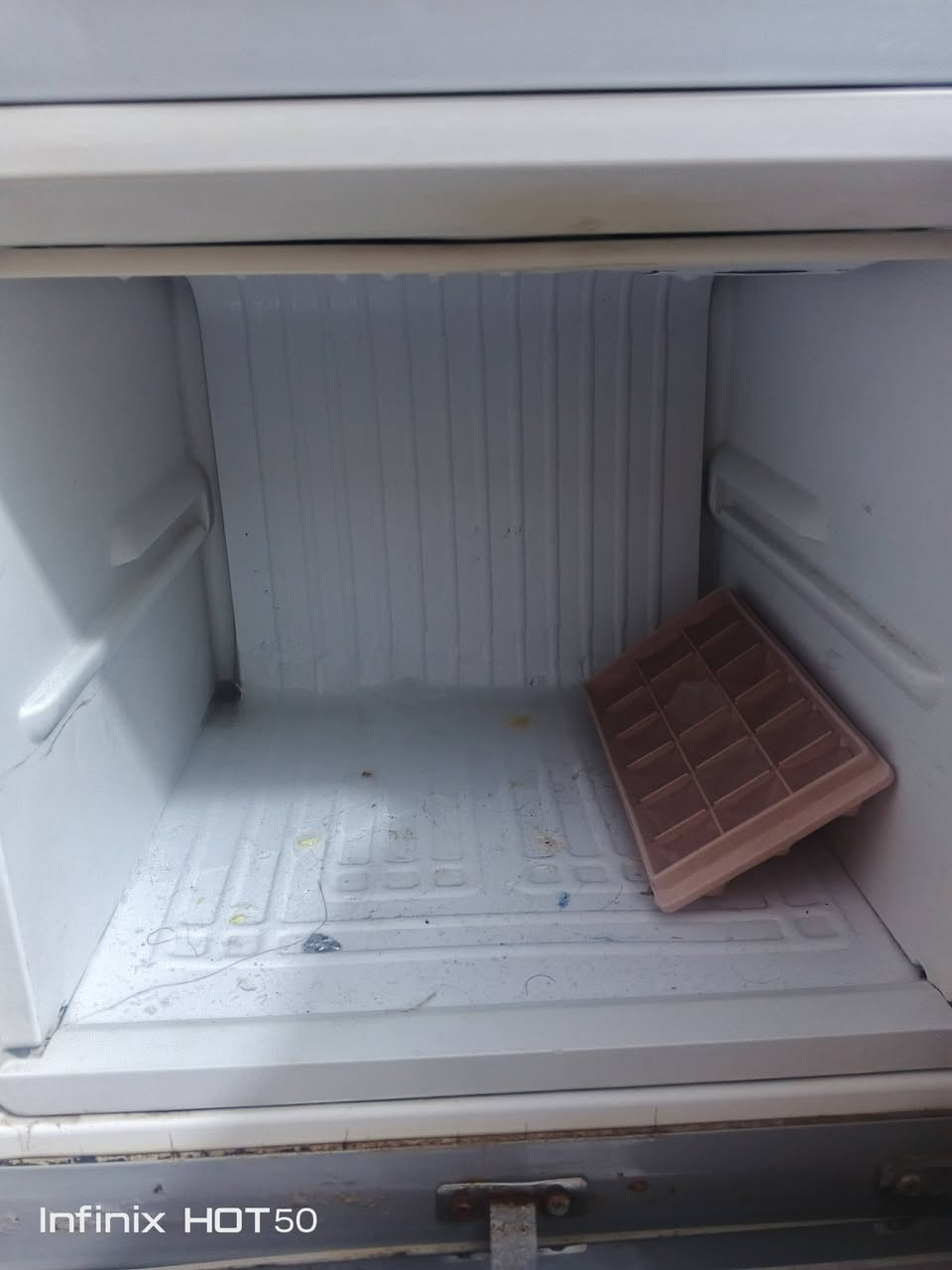 السلام عليكم الثلاجه البيضاء سعرها 200 شغاله شرط الشغل والثانيه الحمراء 150 مال بيتن العنوان العماره حي الرساله‏‪***********‬‏
