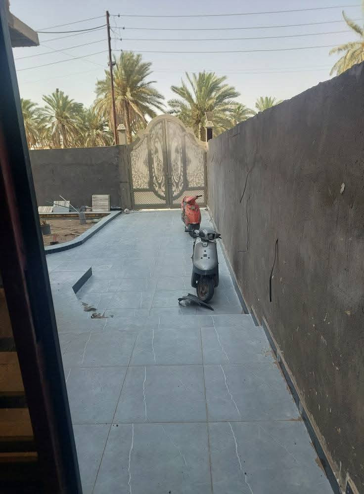 دار  للبيع في الناصريه طابقين بناء حديث( ٢٠٢٥-٢٠٢٤)
مساحته( ٦٠٠ متر) 
واجهه (١٧/٥×٣٥ م) 
طابو اسهم _الشارع السياحي _ بين مدرسه الواثق وفلكه الدله _ شارع الرسول الاعظم (صلى الله عليه وآله وسلم) 
المشتملات: 
الطابق الاول: 
١- استقبال معزولة مساحه (١٥×٦ م) 
مع صحيات عدد (٢)تحتاج تطبيق ارضيه فقط علما ان مادة البورسلين موجوده.. 
٢- صاله استقبال مساحته (٥×٥ م) 
٣- صالة عائله( ٧/٥م ×٥م) مفتوحه على المطبخ البارد 
٤- مطبخ حار بارد 
٥- غرف نوم عدد (٢) احدهما سويت مع صحيات مشتركه.. شرقي غربي 
٦- حديقه خلفيه مساحه (١٨٥ م) مع حديقه اماميه.. 

الطابق الثاني: 
غرف نوم عدد (٤)ثلاثه نظام سويت.. 
السطح شتايگر مغلف بالفلين.. 
شارع (١٠ م) مع خدمات ماء وكهرباء ومجاري 
السعر (٢٧٥)
وبي مجال


**إذا كنت صاحب هذا الإعلان وتريد حذفه لأي سبب، رجاءا أرسل رسالة إلى الدعم الفني**