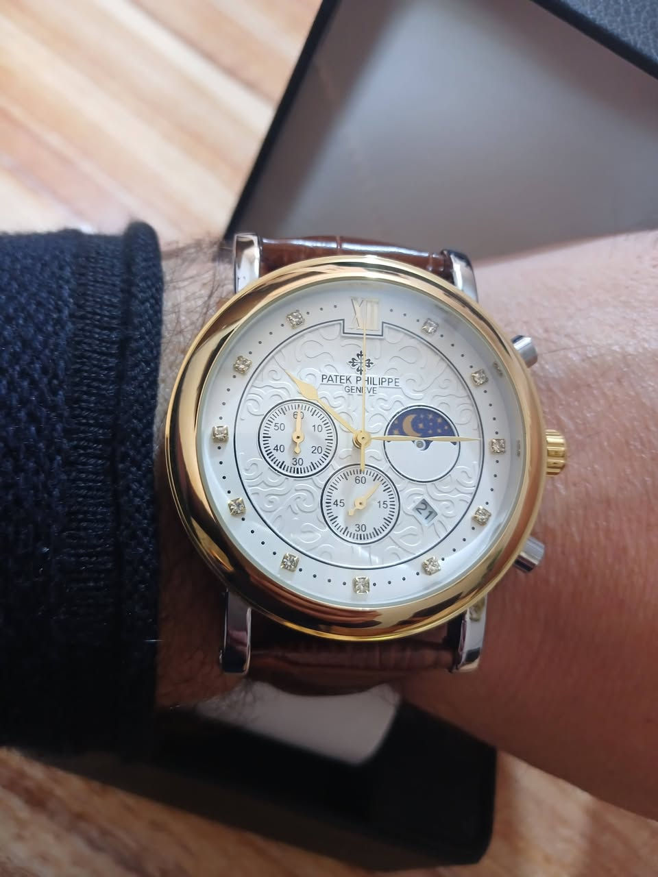 ساعه باله باتيك فيليب  طلعتلي بهذا الشكل متوفره قطعه وحده فقط
قطرها 50
السعر 37 الف مع التوصيل بالعافيه الي ياخذها 
الماركة: باتيك فيليب (Patek Philippe Geneve).
التصميم: تتميز بميناء (وجه ساعة) أبيض مزخرف بنقوش بارزة، مع علامات ساعات مرصعة بقطع تشبه الألماس.
الوظائف:
كرونوغراف (Chronograph): تحتوي على موانئ فرعية لقياس الوقت (ستوب وتش).
مراحل القمر (Moon Phase): نافذة تظهر شكل القمر.
التاريخ: نافذة صغيرة لعرض التاريخ 
السوار: حزام من الجلد الطبيعي باللون البني ونقشة جلد التمساح.
الإطار: إطار معدني بلون ذهبي مع أزرار جانبية للتحكم في وظائف الكرونوغراف.  
تابعني دئمن انشر ساعات قديمه وجديده


**إذا كنت صاحب هذا الإعلان وتريد حذفه لأي سبب، رجاءا أرسل رسالة إلى الدعم الفني**