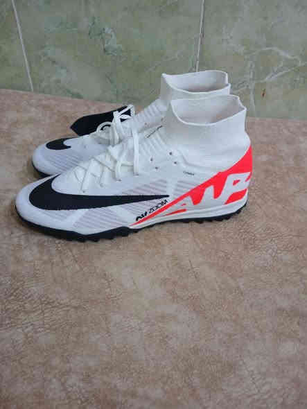 حذاء رياضي  سعره 15معا التوصيل رقم الحجز ***********
