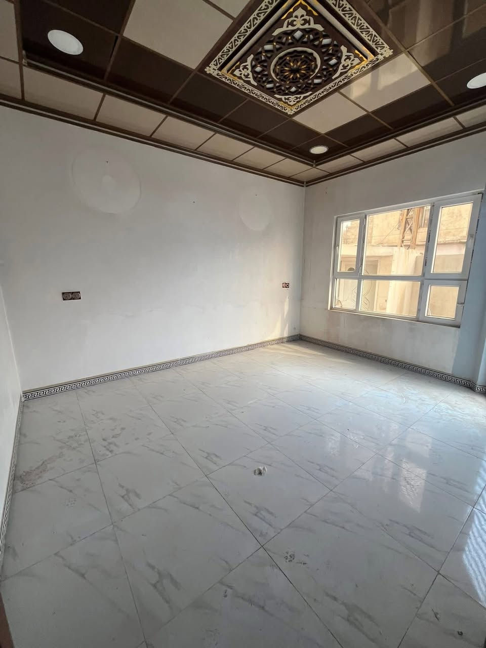 السلام عليكم ورحمة الله وبركاته #مكتب_الغوالي
بيت للبيع في حي العلماء مربع ركن قرب جامع ال البيت 

🔹 المساحة : 100م ، الواجهة : 10م ، العمق : 10م 

🔹 بناء حديث 2022 طابقين يحتوي على 3 غرف نوم

🔹 سند طابو ملك صرف شرط التحويل وقرار التمليك

🔹 موقع مميز على شارع 15م قريب على السايدين

ط1 : كراج ، استقبال ، هول ، مطبخ ، غرفة نوم ، صحيات

ط2 : غرفتين نوم ، صالة ، سطح ناصي وعالي

مجهز بكافة الانظمة الحديثة -

سبالت - غسالات - انترنيت - دشات 

للاستفسار اكثر مراجعة #مكتب_الغوالي الكائن في حي السماح الاركان قرب مدرسة السماح الابتدائية وقرب مول القمه على شارع 20 او الاتصال على الارقام التالية -

***********

***********
