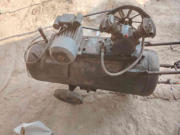 كمبريسر حجم 150لتر نضيف كلش للبيع او مراوس ب٣٠٠لتر وانطي فرق حسب القناعه للستفسار ***********
