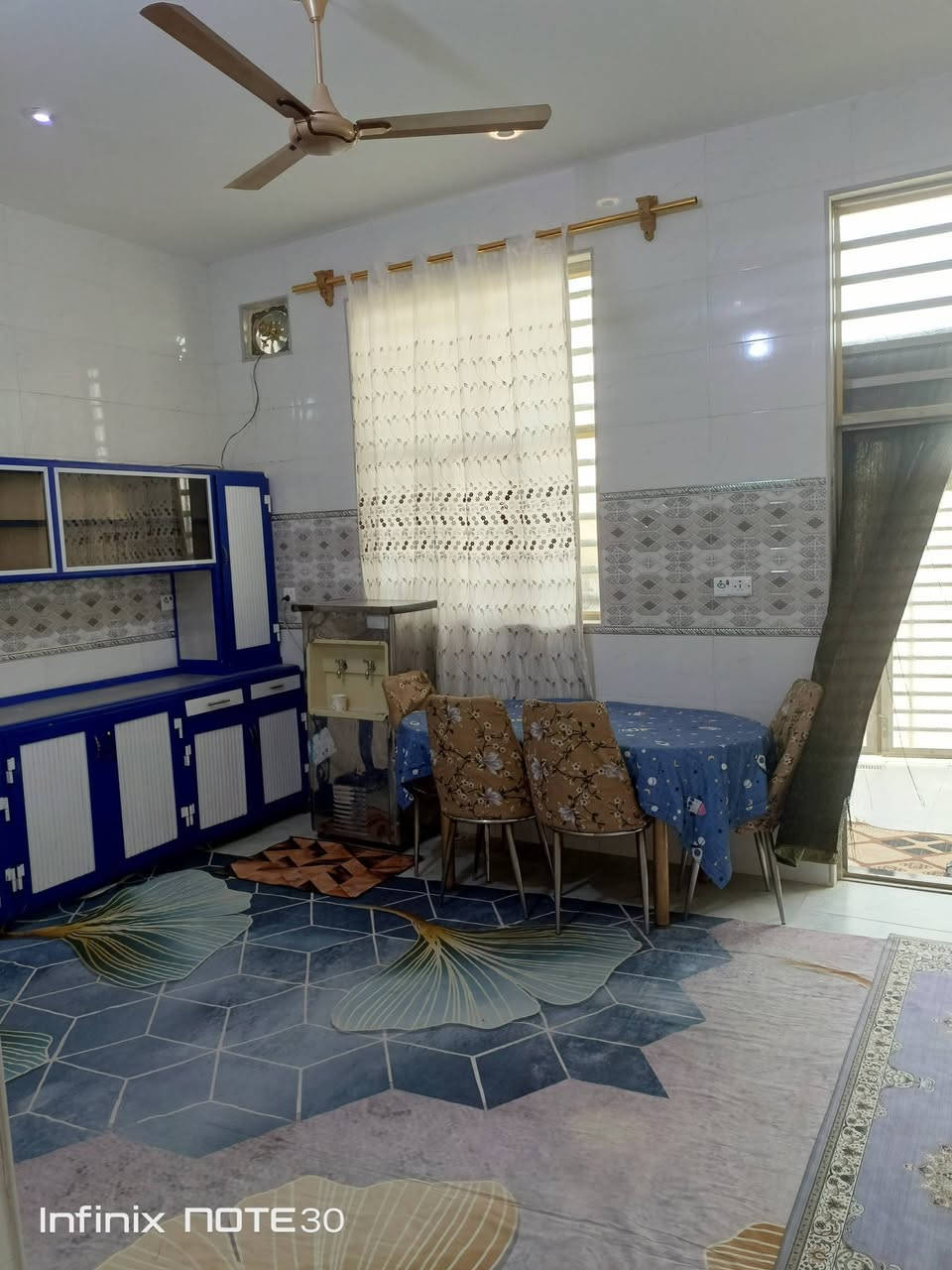 اللبيع بيت طابو مساحه200متر بناء جديد قرب المدارس الصينيه  موقعه ع شارع 30
مكون من استقبال  وصاله ومطبخ حار وبارد  وغرفتين وصحيات خارجيه وداخليه  كلشي موضح بلفيديو 
***********
