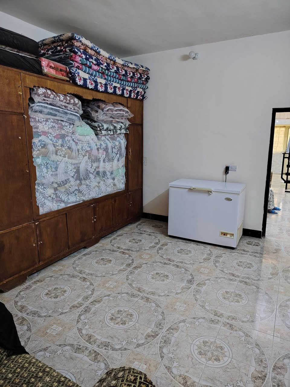 السلام عليكم..
دار للبيع في خانقين منطقة أمام عباس قرب بيت المختار (نعمت أبو حسين) مساحته (200)م يتكون من غرفتين نوم مساحة كل غرفة (4×5)م وأستقبال (4×7)م ومطبخ (4×5)م وصالة (7×4)م.. ومجموعة صحيات عدد (2)مع كراج وسقيفة ومنورين وبيتونة والسطح شتايكر مع حديقة خارجية (7×3)م..السعر (47) مليون دينار قابل للتفاوض.. ولمعرفة تفاصيل أكثر الأتصال بالرقم (***********) مع تحياتي..
