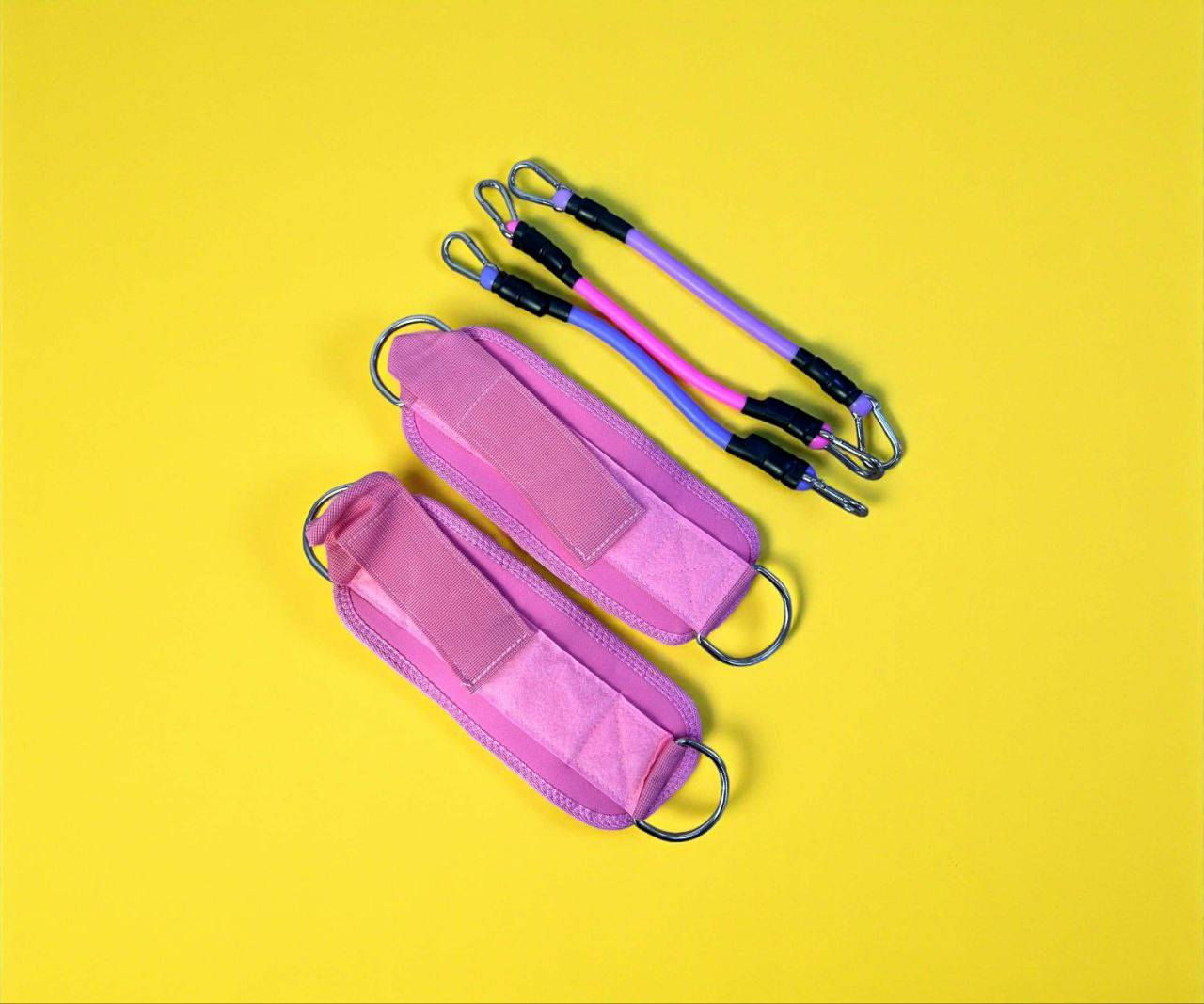 حبل تمارين الكاحل بالمقاومة – مجموعة تدريب الأرجل المتكاملة

الاستخدامات:

مثالي لتمارين الجزء السفلي من الجسم وتقوية عضلات الساقين والكاحلين والأرداف.

مناسب للتمارين المنزلية أو في الجيم لتحسين المرونة والتوازن.

يستخدم في إعادة التأهيل بعد الإصابات الرياضية لتقوية العضلات تدريجيًا.

يمكن استخدامه في تمارين المقاومة المختلفة مثل رفع الأرجل، فتح الورك، وتمارين التمدد.

المميزات:

تصميم مريح وآمن: أحزمة كاحل مبطنة بالإسفنج ومغطاة بالقماش القوي لتوفير راحة أثناء التمرين.

مواد متينة: الحبال مصنوعة من اللاتكس عالي المرونة لتحمل الشد المتكرر دون تلف.

مشابك معدنية قوية تمنح ثباتًا عاليًا وسهولة في التثبيت والإزالة.

طول حبال المقاومة: 32 سم

ألوان أنيقة: تصميم جذاب باللون الوردي والبنفسجي يمنح طابعًا أنثويًا عصريًا.

سهولة التخزين والنقل: يأتي المنتج داخل كيس قماشي أسود مزوّد بخيط سحب للحفظ والنقل بسهولة.

محتويات الصندوق:

2 أحزمة كاحل مبطنة مع حلقات معدنية.

3 حبال مقاومة بألوان مختلفة.

كيس تخزين قماشي أسود. (طول الكيس: 24 سمعرض الكيس: 30 سمارتفاع الكيس: 3 سم)

الملاحظات:

يفضّل التأكد من تثبيت المشابك جيدًا قبل البدء بالتمارين.

يُنصح بعدم شد الحبال بقوة مفرطة لتجنب فقدان المرونة مع الوقت.

مناسب للرجال والنساء بجميع مستويات اللياقة.

يُغسل الكيس والأحزمة يدويًا بالماء البارد فقط.

⭐يوجد خدمة توصيل لجميع المحافظات


**إذا كنت صاحب هذا الإعلان وتريد حذفه لأي سبب، رجاءا أرسل رسالة إلى الدعم الفني**