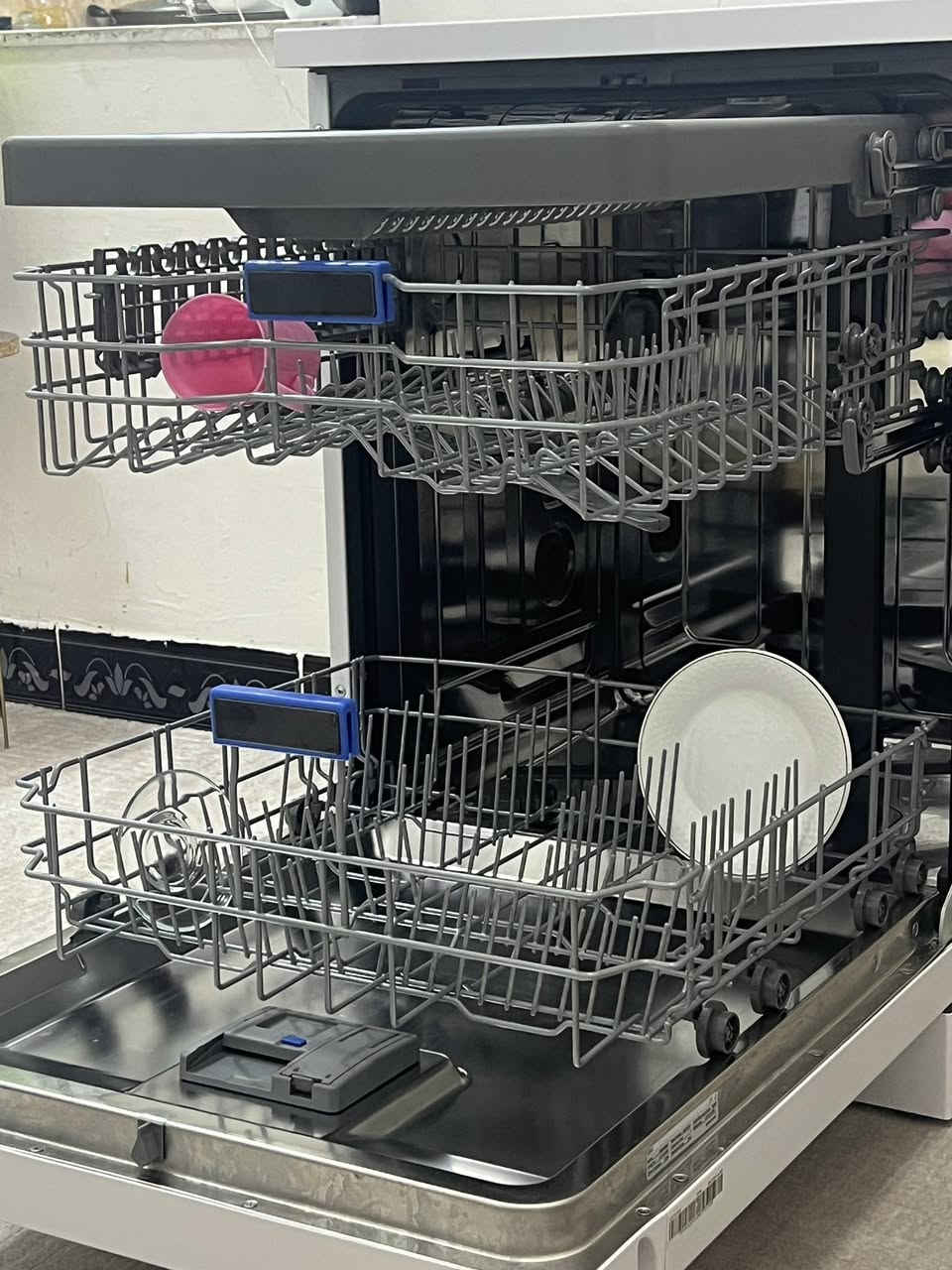 السلام عليكم غساله صحون. Lg-15-DW2
نظيفه جدا شغاله ما بيه اي عيب 
***********
***********
