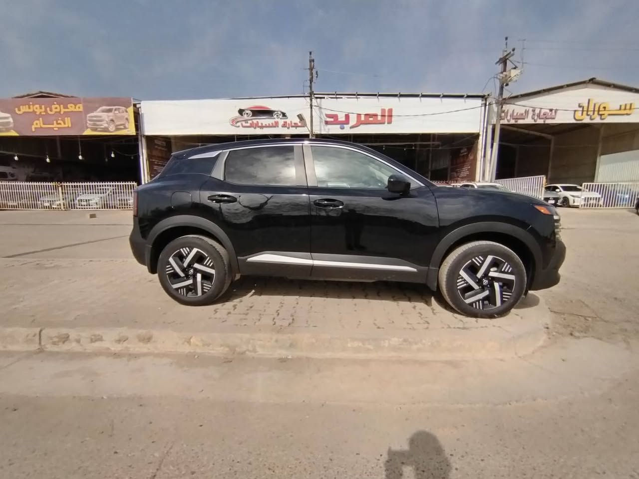 نيسان كيكس2025.حجم المحرك 2000
السعر 16،900
.كاتي .يترقم شمالي
.الضرر .صبغ اسف الرقم في قبغ الصندوق+رصعة في راس البنيد. 2جاملغ امامي عيار
العداد 9الف مايل
مواصفات_🇸​🇻​
دشبول الكتروني .داخل لونين 
فول تحكمات استيرن
بصمة ابواب
بصمة تشغيل
كاميرا
بريك بصمة
ئوتو هولد
نقطة عماء
تحديد سرعة
تحديد مسار
رادار امامي
حساسات خلفي
العنوان .كركوك .طريق المعارض
‏للاستفسار 
***********
 *********** كركوك, العراق
