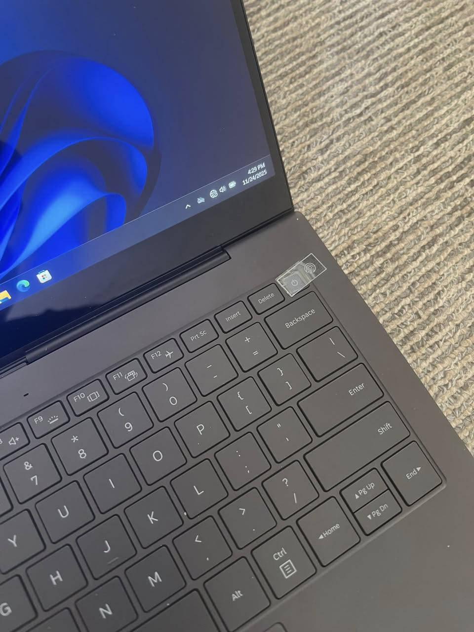 السلام عليكم لابتوب للبيع
Samsung galaxy book s
شاشة ١٣.٣ لمس 2k 
كيبورد فسفور ضوئي 
بصمه أصبع 
سناب دراغون لمس 
يشغل جميع البرامج arm64 bit64 bit32
Windows 11 home اصلي  
رام ٨ غيغا 
هارد ٢٥٦ ssd 
 بطارية لحد ٢٥ ساعة 
نظافة ١٠٠٪؜ لوك
دورات الشحن 0 جديده ١٠٠٪؜ 
السعر 550  الف


**إذا كنت صاحب هذا الإعلان وتريد حذفه لأي سبب، رجاءا أرسل رسالة إلى الدعم الفني**