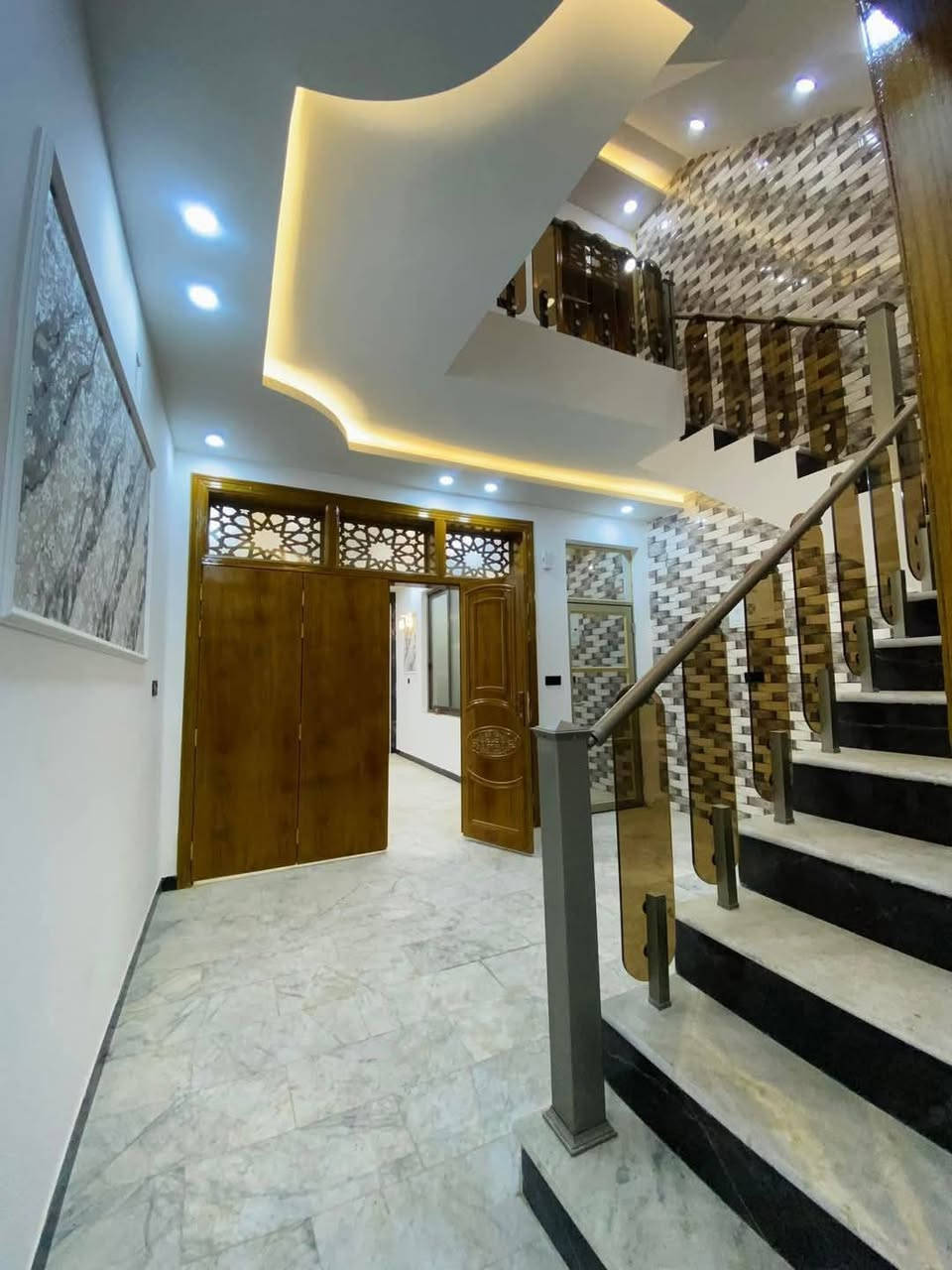 دار للبيع او مراوس و عله مبادرة في حي السلام مساحه ١٠٠متر ثلاث غرف نوم ٢صاله والاستقبال ومطبخ صحيات جديد غير مسكون مكان مميز جدا صب كونكريت بناه درجه اولى هندسي شارع 10 مفتوح على شارع 25 وشارع 15 مكان مميز جدا
مكتب الرحمن للعقار *********** احمد الكعبي
