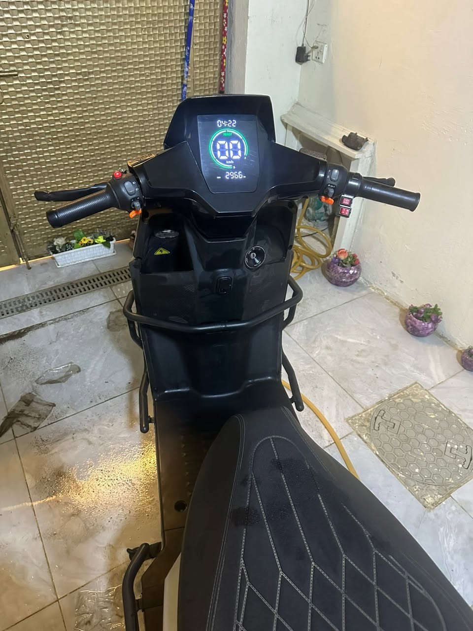 السلام عليكم…. دراجه شحن نوع lima  سرعه 80 تمشيك 65 كيلومتر نظافه البدي 80‎%‎ كامله مكمله ما عدا عداد السرعه ميشتغل لايتات ليد رايدها ب 800 الف وبيها مجال 
مكاني بغداد الشعب حي البساتين للتواصل خاص او على هذا الرقم  *********** واتساب فقط
