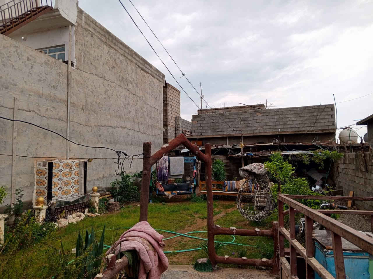 يوجد دارالبيع الهارونية العقود المساحة ٤٠٢٧ متر علمن انة ادار يطل على شارعين حديقة المساحة ٢٠٠متر+ استغبال +هول+مطبخ امامي+مطبخ خلفي+غرفتين نوم الستفسار اتصال ***********
