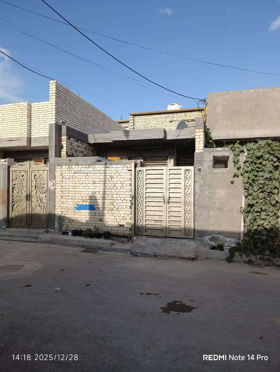 السلام عليكم
بيت للبيع منطقة الكفاءات الزراعي شارع أسواق زيتونة 
مساحه 100 متكون تواليت خارجي واستقبال والممر صاله جبيره الحمام منور وغرفة نوم وبيتونه منطقة خدمات كاملة ماء كهرباء مجاري تبليط ارصفه الفرع 8امتار قريب.على  مدارس ابتدائية ومتوسطة وسوق العبيدي 
سعر 71 وبي مجال الشراي
***********
