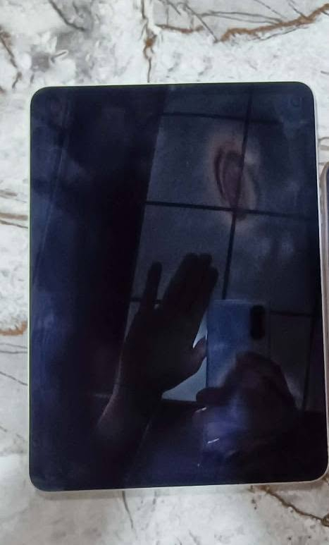 شباب ايباد للبيع ايباد 11 ام 4 الذاكره 256 البطاريه 88 والله محتاجه بس ابيع الايباد الشاشه بيها بسمه كم مره اصابع يبين بالشاشه يا معروف السعر 580 الرقم الهاتف ***********
