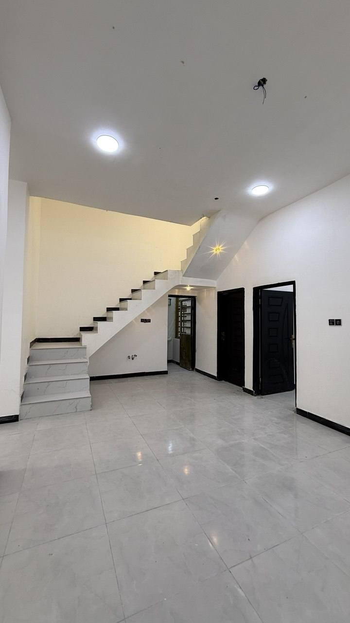 سلام عليكم توفر بيت الجزيره الفيروزيه
مساحه البيت 200متر يتكون البيت من. كراج وحديقه وستقبال ومطبخ  وصاله  وغرفه عدد 3 ثنين جوه وحده طابق ثاني وصحيات داخليه وخارجيه جنس العقار طابو صرف زراعي بسم عراقي 
سعر 93 وبي مجال 🤍
للاستفسار ***********
