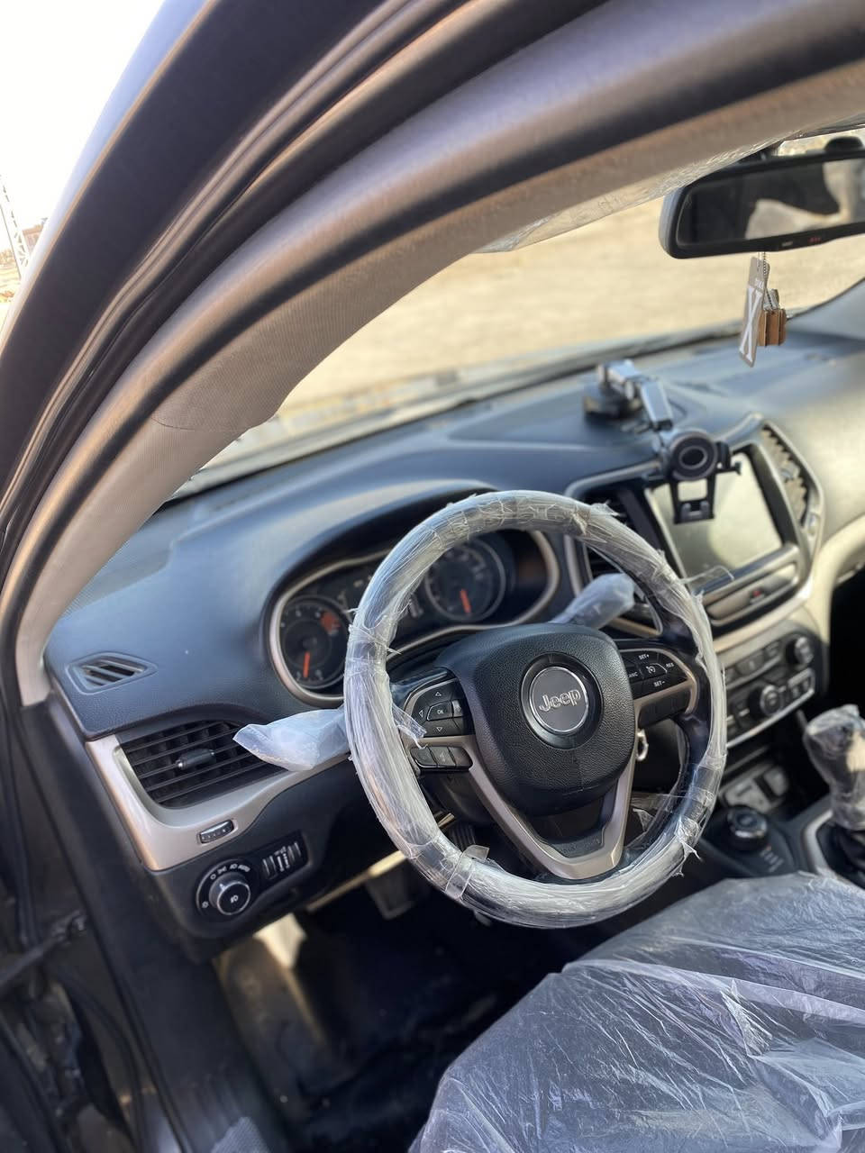 سلام عليكم جيب شيراكي بزون البيع مديل 2016 كفاله مكينه حداديه جديده تخم تاير جديد سياره حلوه رقم المبايل***********
