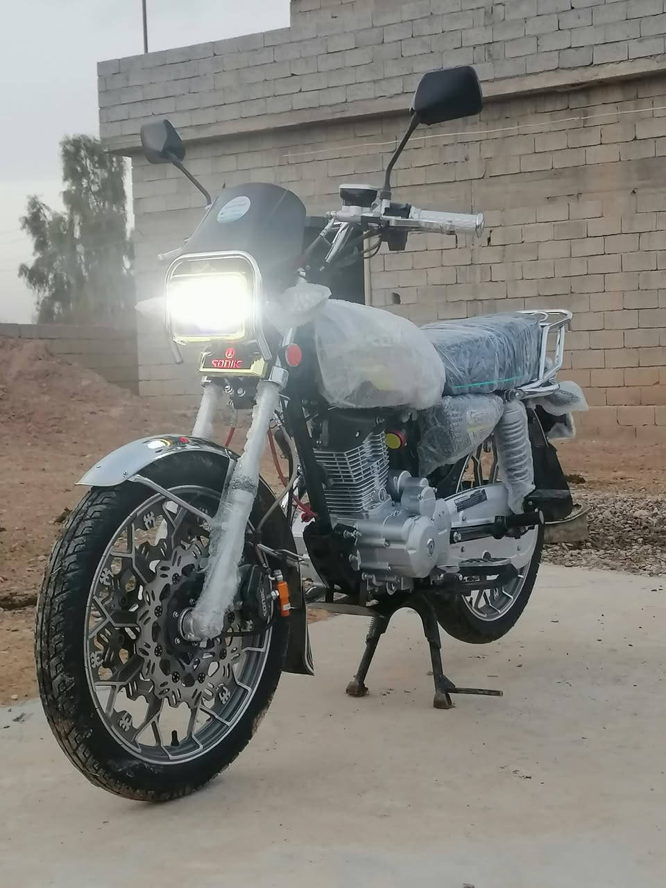 السلام عليكم
سولنك موديل 25
لون نفطي 
عمبار دهن كلج 
دبل دكس بريك امامي 
سويجاته معا 
بعده جديد
محرك 200
صبانه ما ملخوخ و شخط ما مشخوط 
كهربائيات كلهن شغالات وشرط 
منفيس موجود جديد بمعنى الكلمه وتجي وتشوف بعينك
سعر 870 وبي مجال 
الخاص مفتوح (***********)
