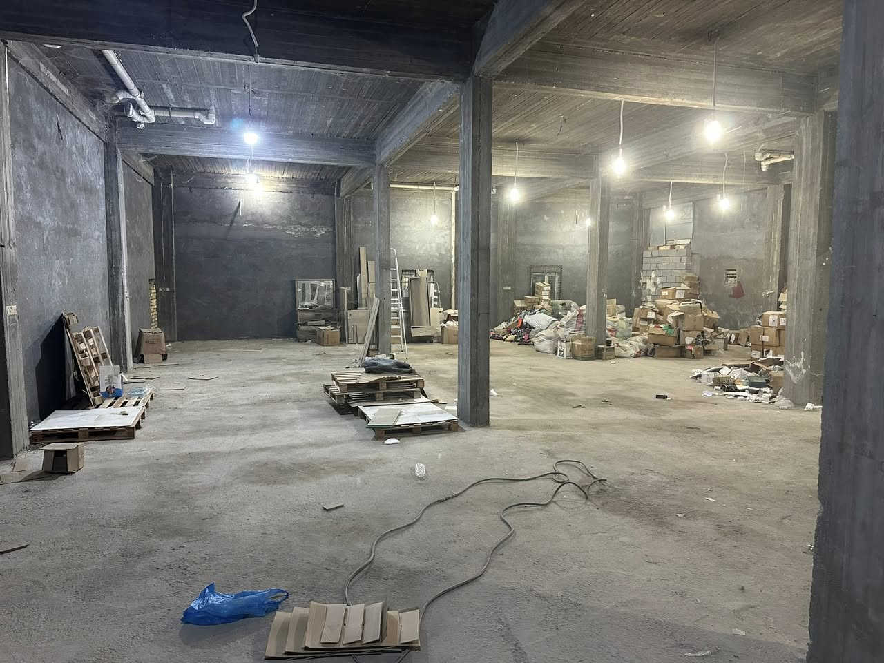 يوجد لدي مخزن 400م ا للأيجار قرب السفينه (***********)
