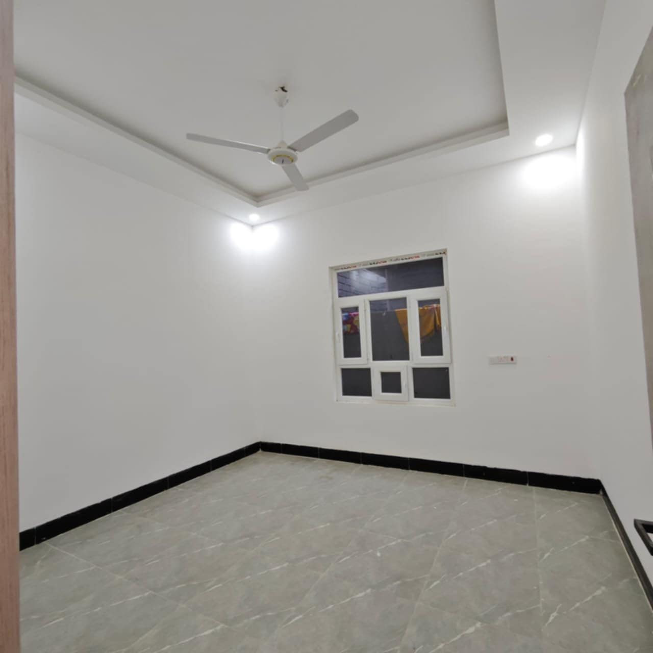 دار للبيع تكريت الديوم حي التوحيد
المساحه 200م وجه 10م ونزال 20م 
بناء حديث فووول ترتيب 
اربع غرف نوم واستقبال وصاله ومطبخ وحمامات
السعر 140 مليون وبي مجال 
للاستفسار *********** و ***********
