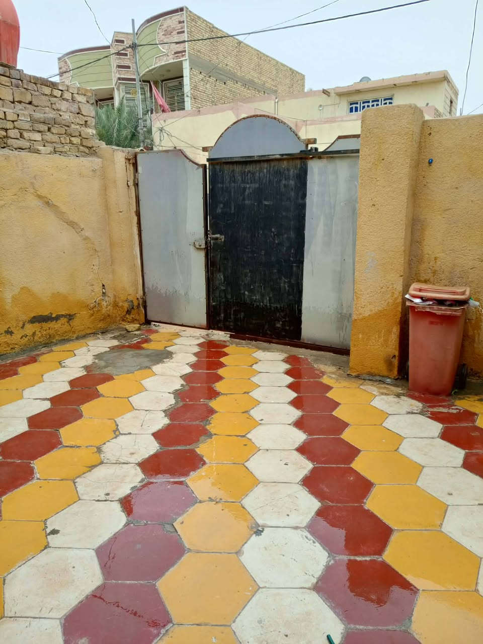 موقع حي الصدر 2 قرب جامع الامام الحسين
المساحه 200متر طابو صرف 
يتكون 
مدخل براني هول 
صاله مطبخ 
غرف عدد3 ثنين ارضيات وحده طابق ثاني 
للاستفسار ***********
السعر 125وبي مجال
